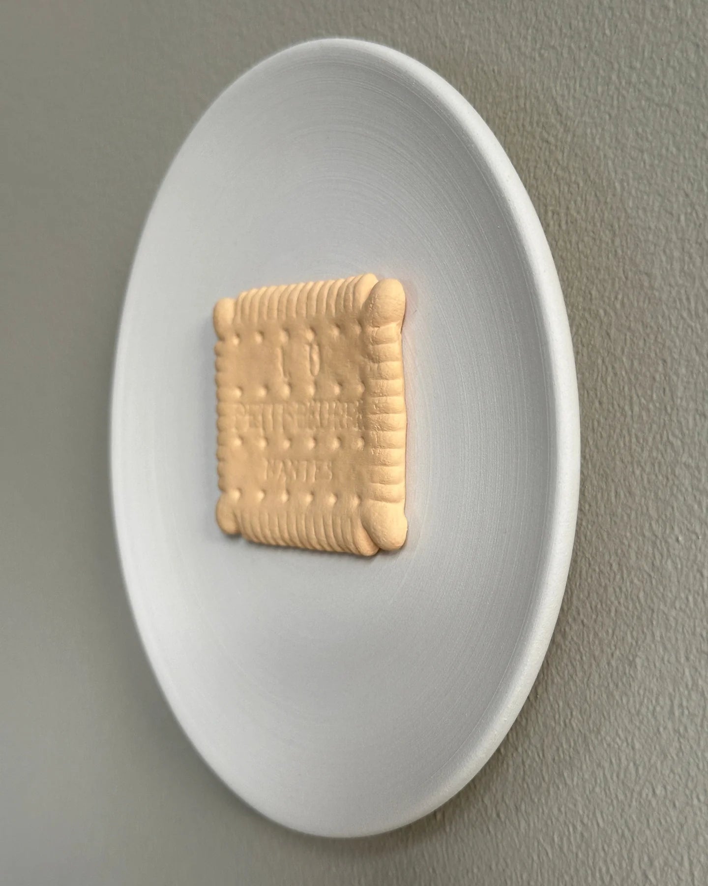 Ceramic plate with Dutch LU-biscuit