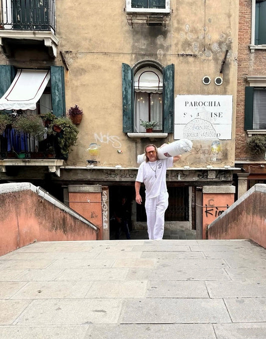 artist Gregory de la Haba in Venice