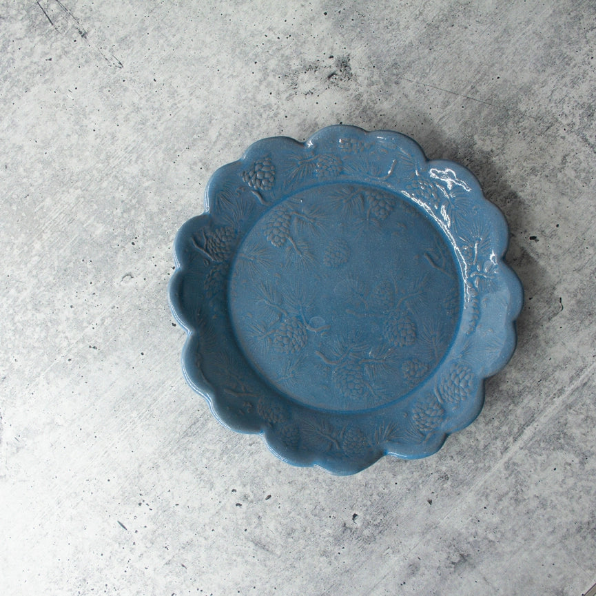 Blue plate scalloped edge grey background