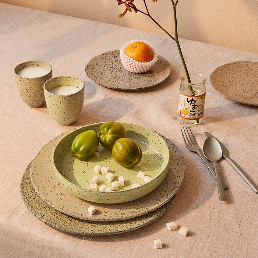 tablesetting with salmon table clot and gradient ceramics in the mix